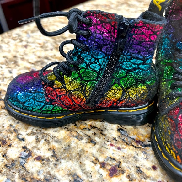 Dr. Martens BLACK/RAINBOW SPOT METALLIC SUEDE / - Picture 2 of 7